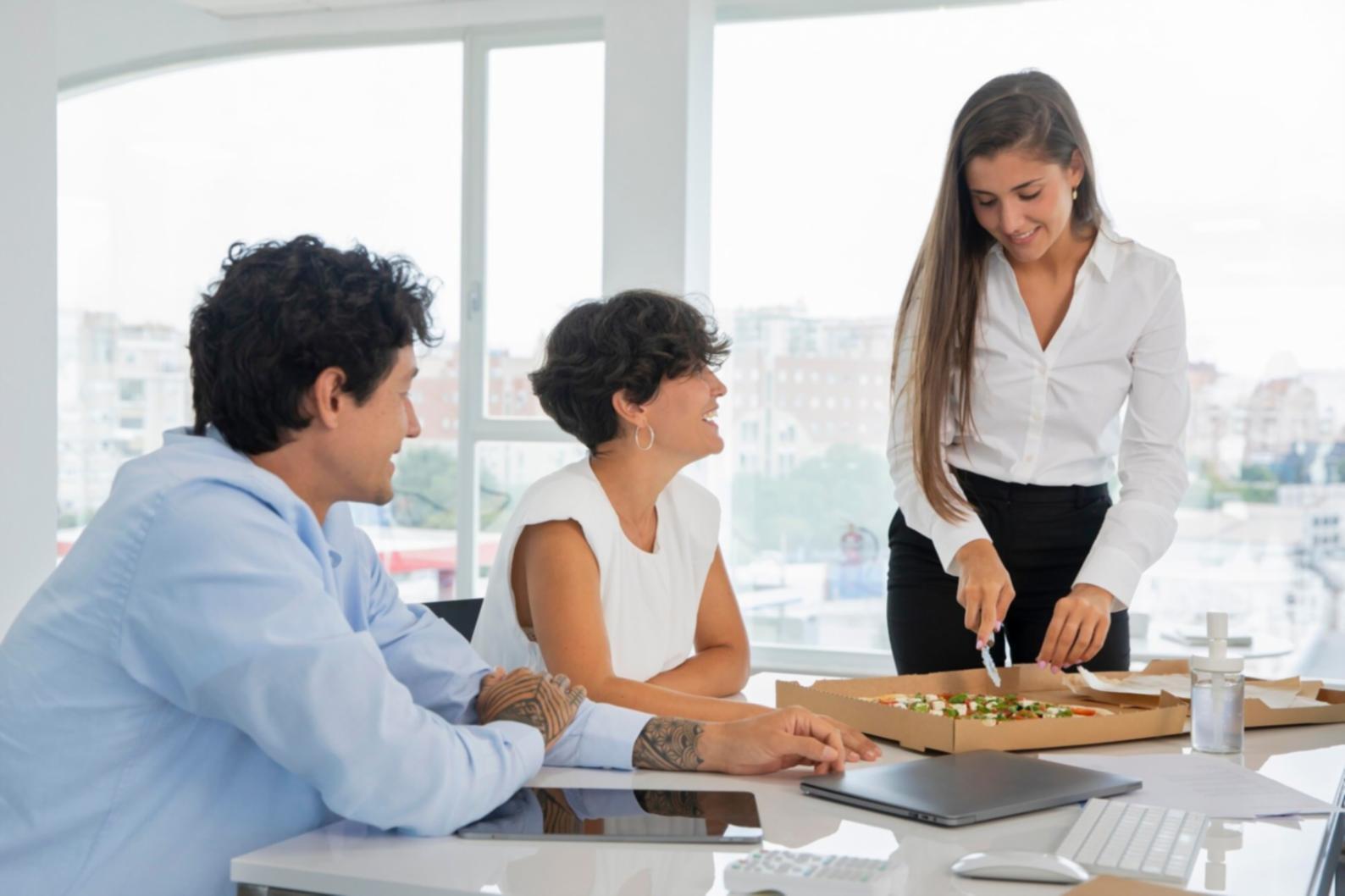 Team bei der Zusammenarbeit im Büro